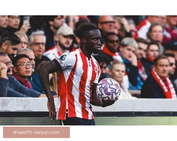 英超布莱顿后卫邓克近期防守表现稳健健